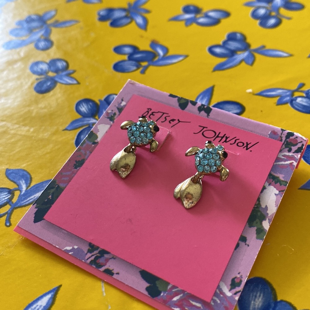 Tiny fish earrings - Picture 3 of 4